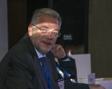 Erivan, Ermenistan - 15 Ekim 2016: Uluslararası Forum Avrasya ortaklık. Yardımcısı Ceo ekonomi Dmitriy Shugaev felsefesinde, uluslararası ilişkiler, Rostec, doktor için yönetim kurulu üyesi