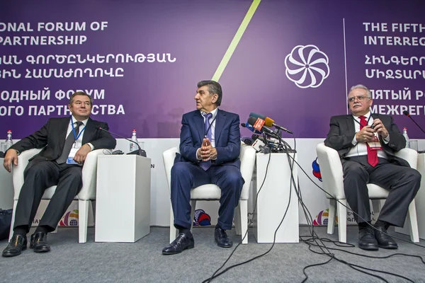 Ереван, Армения - 14 октября 2016 года: Международный форум Евразийского партнерства. Слева направо: Сергей Глазьев, Ара Абрамян и доктор Сэм М. Саид — стоковое фото