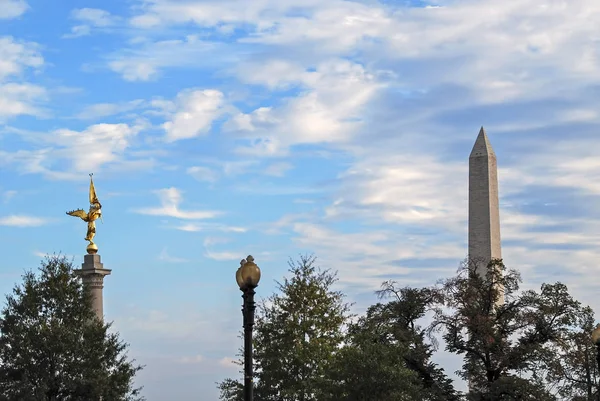 Division Denkmal Und Washington Denkmal Vor Wolkenlosem Blauem Himmel Usa — Stockfoto