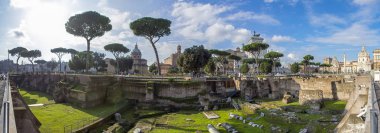 Roma, İtalya, Trajan'ın sütununda doğru Trajan Forumu antik kalıntıları arasında görüntüleyin. büyük boy panorama
