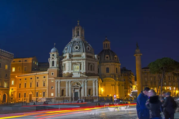 Roma, Itália - 11 de novembro de 2016: coluna Trajans iluminada à noite — Fotografia de Stock