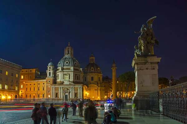 Roma, 11 novembre 2016: La colonna dei Trajans si illumina di notte — Foto Stock