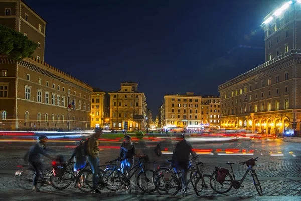Roma, Itália - 11 de novembro de 2016: tráfego noturno na famosa Piazza Venezia. ciclistas em primeiro plano — Fotografia de Stock