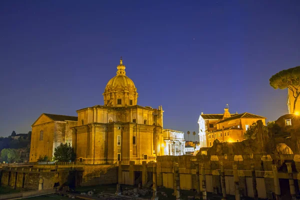 Fórum Romano iluminado à noite, Roma, Itália — Fotografia de Stock