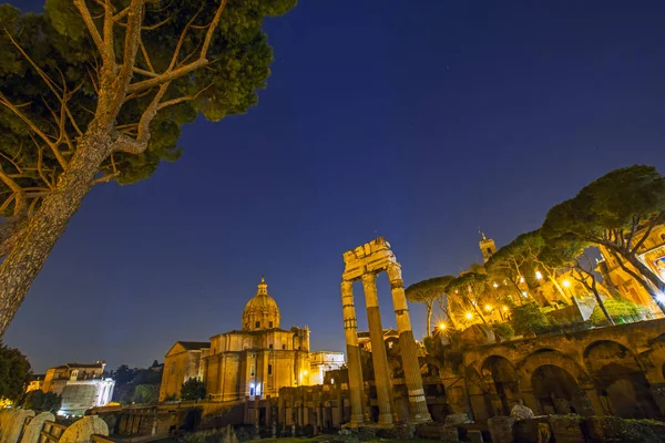 Římské fórum rozzářily v noci, Řím, Itálie — Stock fotografie