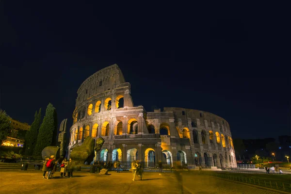 Rom, Italien - 11 November 2016: belyst Colosseum nattetid — Stockfoto