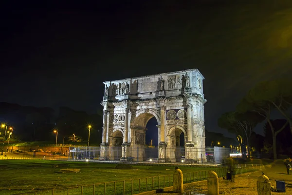 Pozůstatky římského fóra Konstantinův oblouk v noci Řím Itálie — Stock fotografie