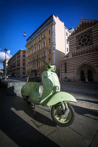 Roma, Italia - 20 de noviembre de 2016: scooter Vespa 50 verde en la calle de la ciudad — Foto de Stock