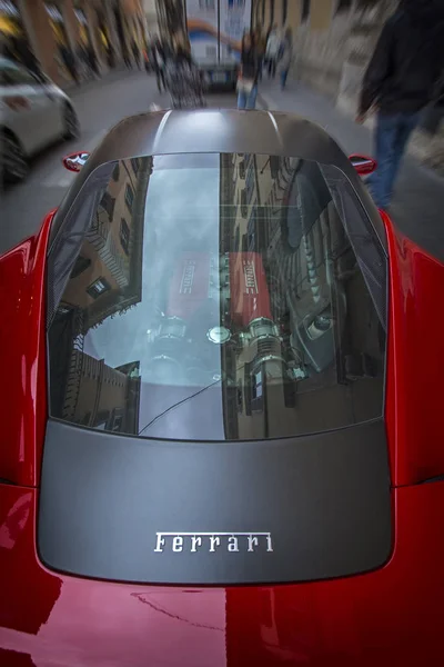 Рим, Италия - 17 ноября 2016 г.: вид сверху на красный автомобиль Ferrari 458 с моторным отсеком через заднее стекло — стоковое фото