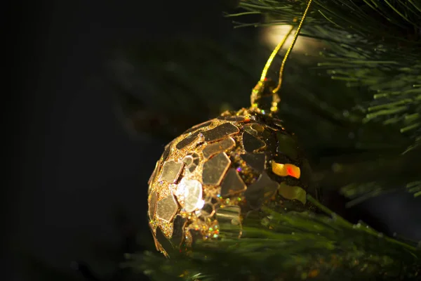 Nahaufnahme Von Christbaumkugeln Und Tannenzweigen — Stockfoto