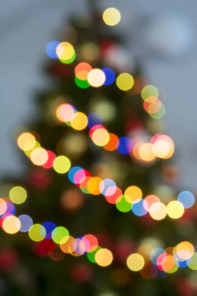 Εκτός Εστίασης Διακοσμημένο Χριστουγεννιάτικο Δέντρο Ανάβει Από Χρωματιστά Φώτα — Φωτογραφία Αρχείου