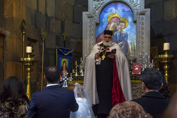 Yerevan, Armenië - 10 December 2016: Armeense bruiloft in Zoravor Surp Astvatsatsin kerk — Stockfoto