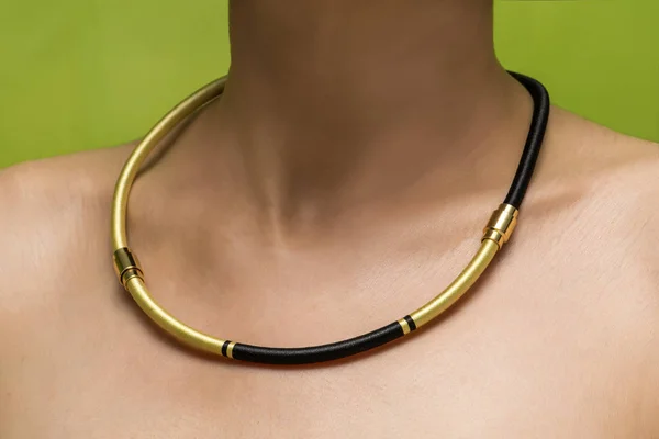 Ručně vyrobený náhrdelník na krku ženy — Stock fotografie