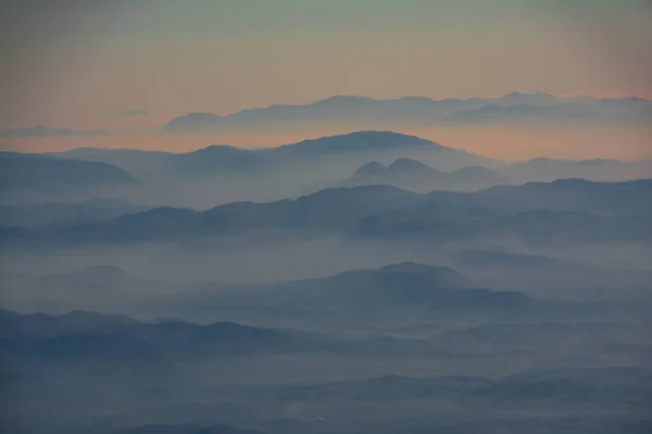 飞机上的高山鸟瞰图 美丽的星球美景 — 图库照片