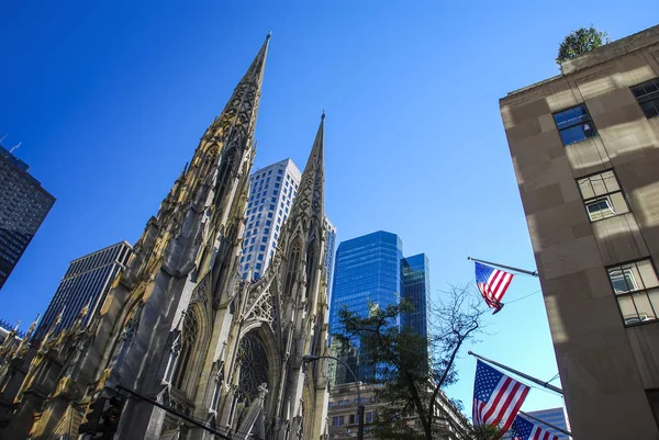 Catedral de San Patricio entre rascacielos de Nueva York — Foto de Stock