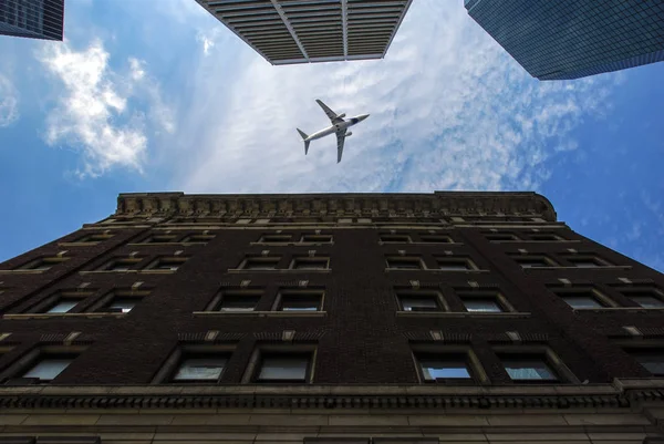 Vista de baixo ângulo dos arranha-céus de Manhattan com aeronaves entre eles — Fotografia de Stock