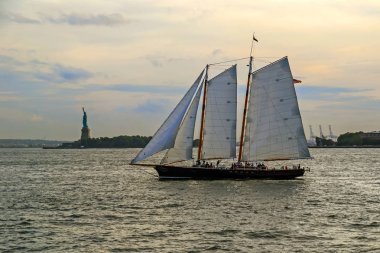New York liman manzarası. Özgürlük Anıtı ve yelkenli gemi