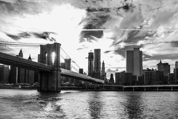 Puente de Brooklyn en Nueva York, fotografía en blanco y negro — Foto de Stock