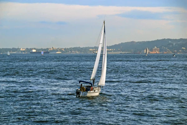 Yelkenli yat Hudson Nehri, New York City, Amerika Birleşik Devletleri — Stok fotoğraf