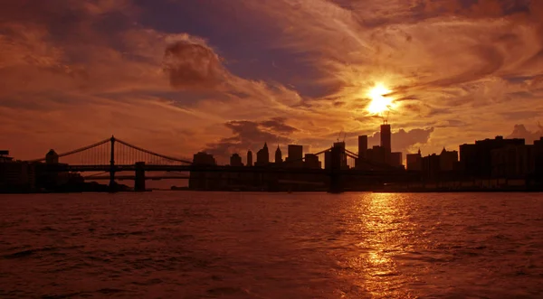 Vintage tonificou o pôr do sol dramático sobre a famosa ponte de Brooklyn e ponte de Manhattan, Nova York, EUA — Fotografia de Stock