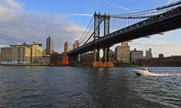 Nueva York, EE.UU. en el puente Manhattan que cruza el East River — Foto de Stock