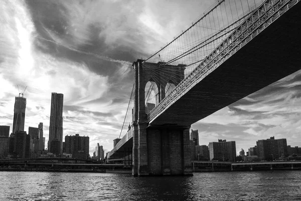 黒と白の写真、ニューヨーク市のブルックリン橋 — ストック写真