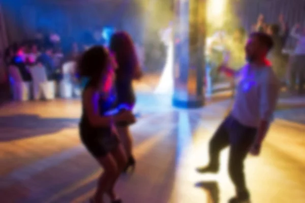 Clubbers ballare ad una festa, astratto sfocato fotografia colorata — Foto Stock