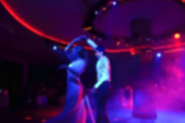 Νύφη Και Γαμπρός Χορεύουν Στο Εστιατόριο Αφηρημένο Θολή Φωτογραφία Πολύχρωμα — Φωτογραφία Αρχείου