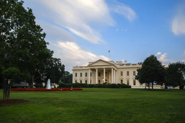 La Casa Blanca y el césped verde con fuente — Foto de Stock