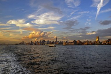 güzel gün batımında, New York City, Amerika Birleşik Devletleri Hudson Nehri Manhattan'dan görüntüleyin