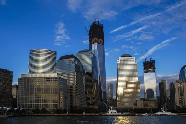 Zobrazit na Manhattan z řeky Hudson na krásný západ slunce, Freedom Tower, 1, Světové obchodní centrum, dolní Manhattan, Financial District, Manhattan, New York City, Usa — Stock fotografie