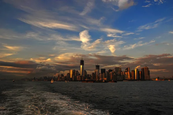 Vista sobre Manhattan a partir do rio Hudson no belo pôr do sol, Nova York, EUA — Fotografia de Stock