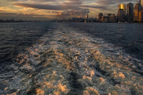 美しい夕日、ニューヨーク市、米国でハドソン川からマンハッタンに表示します。 — ストック写真