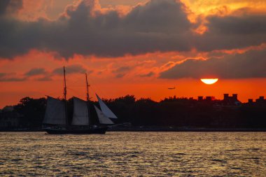 Hudson Nehri New York City on Sunset. Yelken gemi uçak ve güneş
