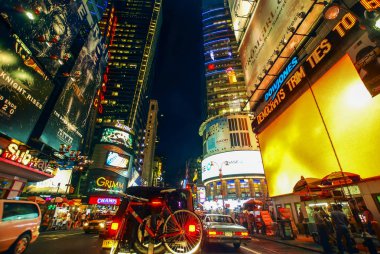 New York City, Amerika Birleşik Devletleri - 11 Ağustos 2012: Times Square Billboard. Bir gece, Manhattan kalabalık Times Square'de