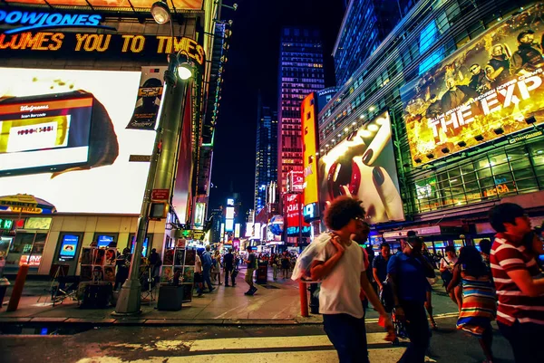 New York City, USA - 11 de agosto de 2012: Times Square billboards. Un Times Square lleno de gente por la noche, Manhattan —  Fotos de Stock