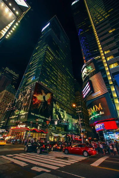 New York City, USA - 11 de agosto de 2012: Times Square billboards. Un Times Square lleno de gente por la noche, Manhattan — Foto de Stock