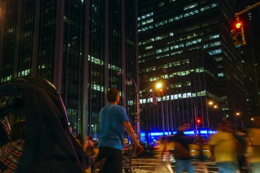 New York City, Amerika Birleşik Devletleri - 11 Ağustos 2012: insanlar geceleri Times Square'de Caddeyi geçerken