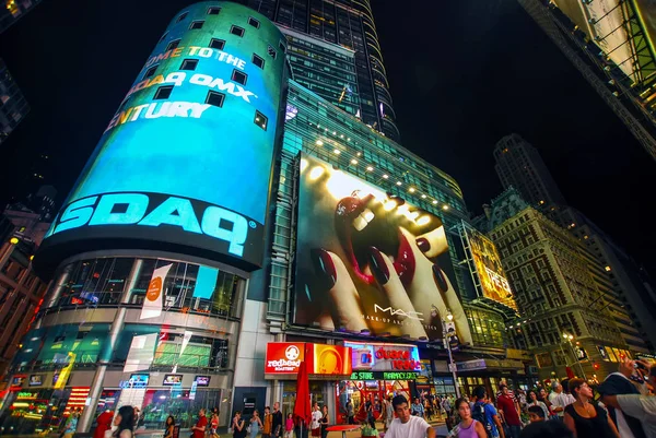 New York City, Amerika Birleşik Devletleri - 11 Ağustos 2012: Times Square Billboard. Bir gece, Manhattan kalabalık Times Square'de