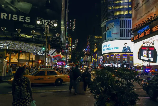 New York City, Usa - 11 augustus 2012: Times Square billboards. Een drukke Times Square in de nacht, Manhattan — Stockfoto