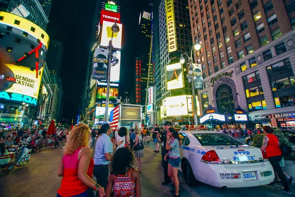 New York City, Usa - 11 augustus 2012: Times Square billboards. Een drukke Times Square in de nacht, Manhattan — Stockfoto