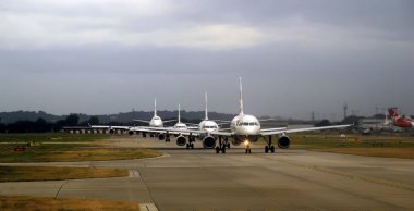 New Jersey, Amerika Birleşik Devletleri - 13 Ağustos 2012: uçaklar için hazır bir çizgi çıkar Newark Liberty International Airport