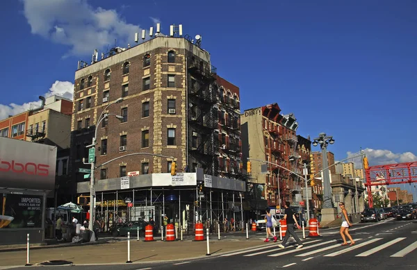 Nueva Jersey, EE.UU. - 13 de agosto de 2012: La gente que cruza la calle en Jersey City — Foto de Stock