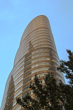 Manhattan gökdelenler düşük açılı görünümü. Postmodern ruj binanın ın Midtown Manhattan New York City (yanında Philip Johnson ve John Burgee) sokak düzey görünümü