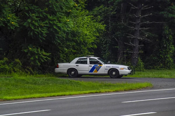 New Jersey, Stany Zjednoczone Ameryki - 09 sierpnia 2012: Ford Crown Victoria patrol samochód zaparkowany na stronie autostrady, drogi — Zdjęcie stockowe