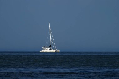 mavi deniz, büyük South Bay, New York, Long Island, ABD beyaz yat 