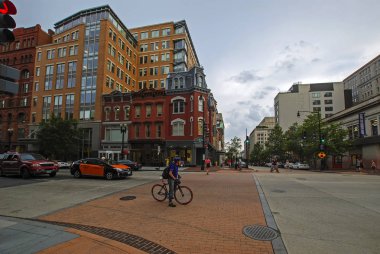 Washington, D.C.Usa - 04 Ağustos 2012: insanlar ve 17 St Batı Caddesi üzerinde trafik. bisikletçi beklemek için yeşil ışık