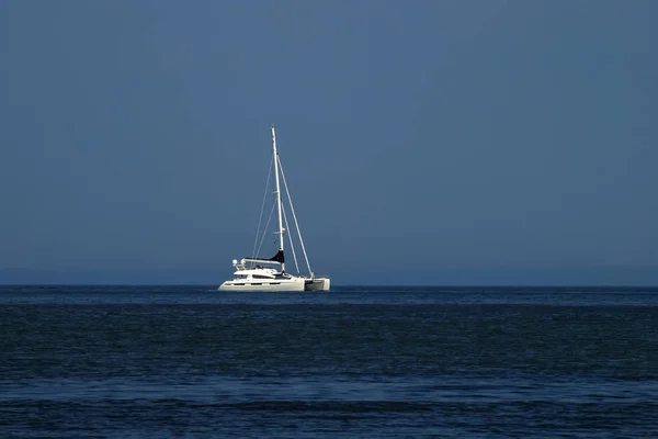 Iaht alb în mare albastră, Great South Bay, New York, Long Island, SUA — Fotografie, imagine de stoc