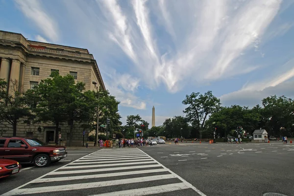 Washington, D.C.USA -  August 04, 2012: people and traffic on 17th St NW Avenue. fantastic blue sky with white extended clouds over Washington Monument — Stock Photo, Image