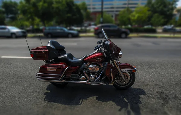 Washington, D.C.USA - 05 de agosto de 2012: motocicleta Harley-Davidson Ultra Classic Electra Glide roja estacionada en una calle de la ciudad — Foto de Stock